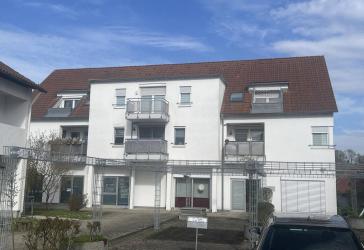 Sonnige 3 Zimmer DG Wohnung mit Balkon, Parkett & TG Stellplatz - zentral und ruhig