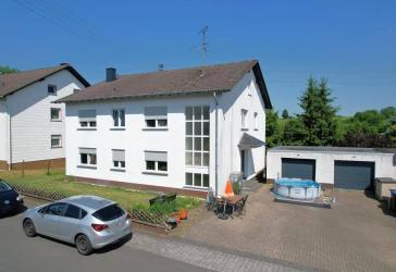 Renditeobjekt: freistehendes 3-Familienhaus mit Doppelgarage in Kalenborn