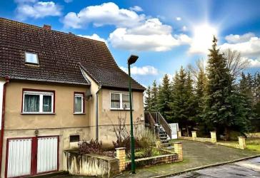 DHH mit Keller und Brunnen in idyllischer, dörflicher Lage mit guter Verkehrsanbindung