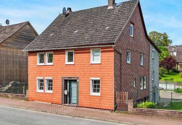 Sanierungsbedürftiges Einfamilienhaus mit großem Grundstück und Entwicklungspotenzial