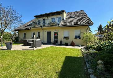 Frei stehendes Einfamilienhaus mit Einliegerwohnung auf großer Grundstücksanlage, modernisiert, komfortable Ausstattungen