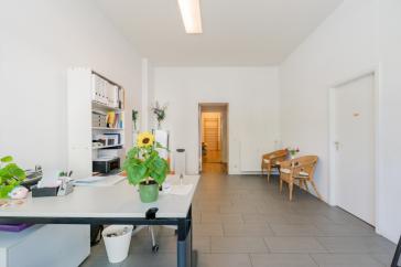 Sofort bezugsfreies Teilgewerbe: Büro, Praxis oder Laden mit Schaufenster und 2 separaten Eingängen, teilbar – Vorschaubild 5