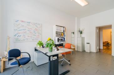 Sofort bezugsfreies Teilgewerbe: Büro, Praxis oder Laden mit Schaufenster und 2 separaten Eingängen, teilbar – Vorschaubild 8