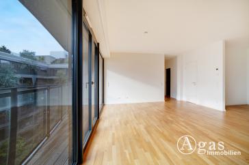 Große und helle 2 Zimmer Wohnung mit 2 Balkons, ca. 67 m², EBK und Concierge in Mitte – Vorschaubild 3