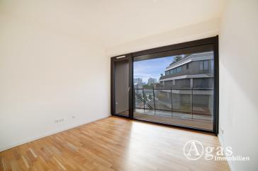 Große und helle 2 Zimmer Wohnung mit 2 Balkons, ca. 67 m², EBK und Concierge in Mitte – Vorschaubild 6