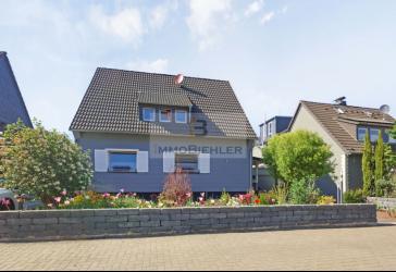 Wohnen mit Komfort: Renoviertes Zweifamilienhaus in Pulheim mit Pool