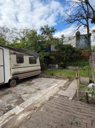 Berlin Neukölln: Pachtgrundstück mit Wohnwagen und Ausbaupotenzial – Berlin – Bild 1 von 7