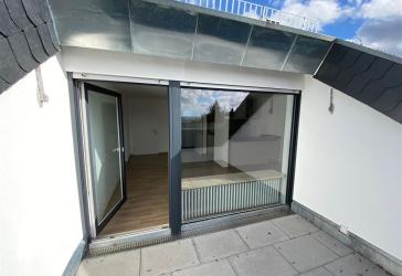 HN-OST, VORZUGSLAGE: Modern renovierte 2 Zi. DG-Wohnung m. Loggia
