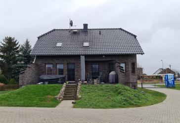 freistehendes, nachhaltiges Einfamilienhaus mit Pool auf großem Grundstück und unverbautem Blick zum Umfeld