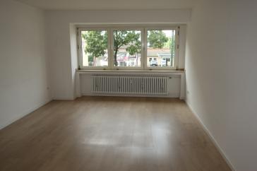 KOMFORTWOHNUNG IN OBERBILK 2 ZIMMER MIT BALKON WANNENBAD KOMPLETT LAMINAT 1. ETAGE / AUFZUG – Düsseldorf – Vorschaubild 2