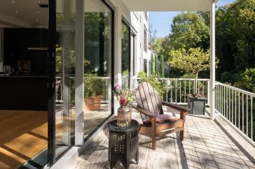 Stilvoll renovierte 6 Zimmer Maisonette-Wohnung mit Balkon, Terrasse, Sauna, 2 Garagen in Düsseldorf