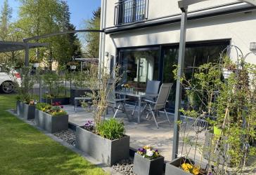 Neuwertig, geräumiges Einfamilien-Reihenendhaus über 3 Ebenen, Dachterrasse, mit Gartengrundstück, Carport, bezugsfrei