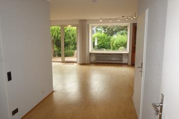 EINFAMILIEN-REIHENMITTELHAUS PARKETT 4 ZIMMER MOD. BÄDER+G-WC GARTEN TERRASSE GARAGE IN HASSELS – Düsseldorf – Vorschaubild 2