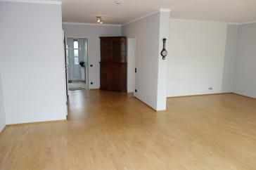 EINFAMILIEN-REIHENMITTELHAUS PARKETT 4 ZIMMER MOD. BÄDER+G-WC GARTEN TERRASSE GARAGE IN HASSELS – Düsseldorf – Vorschaubild 4