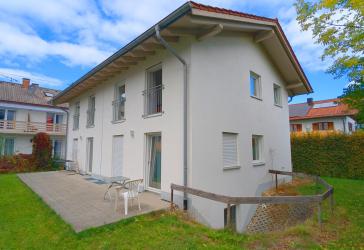 MODERNE DOPPELHAUSHÄLFTE IN RUHIGER LAGE VON PEITING