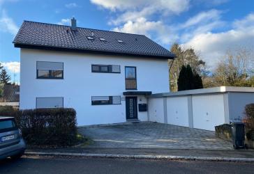 HN-OST, VORZUGSLAGE: Modern renovierte 2 Zi. DG-Wohnung m. Loggia