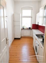 Perfekte Lage in Wilmersdorf: Sonniger Balkon, Aufzug und Altbau-Charme – Berlin – Vorschaubild 2