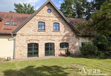 Großzügige Wohnung mit Wintergarten, Kamin und ca. 300 m² Garten