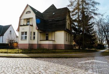 Zweifamilienhaus auf großem geteilten Grundstück, viel Potenzial!