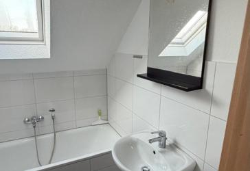 Frisch renovierte 2-Zimmer-Dachgeschoss-Wohnung mit neuem Bad und Garage in Gelsenkirchen-Horst