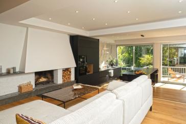 Stilvoll renovierte 3 Zimmer Wohnung, Balkon, hochwertige Einbauküche, Kamin + Garage in Düsseldorf