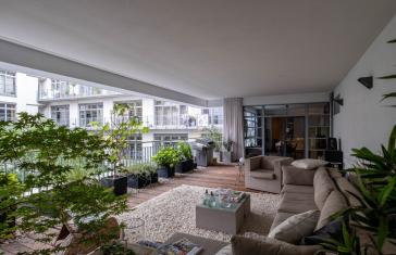 Ein Unikat in Berlin-in der Bauart und in seiner Innen-Architektur! Hochwertig durchdacht, große 4 Zimmer-Loft-Wohnung am Wasser-Ufer, überdachte große Terrasse zur grünen Innenhofanlage, Carlift-eigener Stellplatz direkt neben der Wohnung, viele Features – 10999 Berlin – Bild 1 von 78