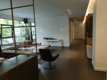Ein Unikat in Berlin-in der Bauart und in seiner Innen-Architektur! Hochwertig durchdacht, große 4 Zimmer-Loft-Wohnung am Wasser-Ufer, überdachte große Terrasse zur grünen Innenhofanlage, Carlift-eigener Stellplatz direkt neben der Wohnung, viele Features – 10999 Berlin – Vorschaubild 16