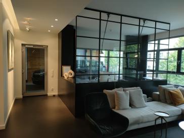 Ein Unikat in Berlin-in der Bauart und in seiner Innen-Architektur! Hochwertig durchdacht, große 4 Zimmer-Loft-Wohnung am Wasser-Ufer, überdachte große Terrasse zur grünen Innenhofanlage, Carlift-eigener Stellplatz direkt neben der Wohnung, viele Features – 10999 Berlin – Vorschaubild 19