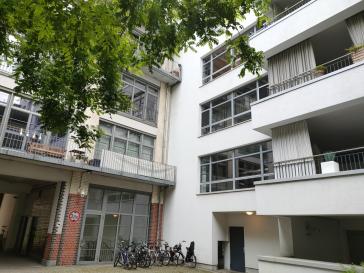 Ein Unikat in Berlin-in der Bauart und in seiner Innen-Architektur! Hochwertig durchdacht, große 4 Zimmer-Loft-Wohnung am Wasser-Ufer, überdachte große Terrasse zur grünen Innenhofanlage, Carlift-eigener Stellplatz direkt neben der Wohnung, viele Features – 10999 Berlin – Vorschaubild 3