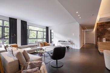 Ein Unikat in Berlin-in der Bauart und in seiner Innen-Architektur! Hochwertig durchdacht, große 4 Zimmer-Loft-Wohnung am Wasser-Ufer, überdachte große Terrasse zur grünen Innenhofanlage, Carlift-eigener Stellplatz direkt neben der Wohnung, viele Features – 10999 Berlin – Vorschaubild 5