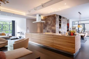 Ein Unikat in Berlin-in der Bauart und in seiner Innen-Architektur! Hochwertig durchdacht, große 4 Zimmer-Loft-Wohnung am Wasser-Ufer, überdachte große Terrasse zur grünen Innenhofanlage, Carlift-eigener Stellplatz direkt neben der Wohnung, viele Features – 10999 Berlin – Vorschaubild 9