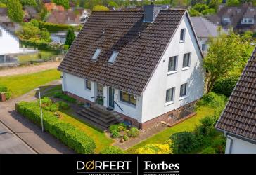 Viel Platz, viele Möglichkeiten - Gepflegtes Zweifamilienhaus mit großem Garten & Garage