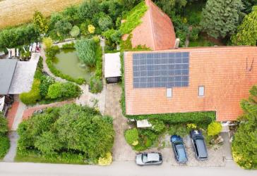 Fachwerkhaus mit großem, gepflegtem Grundstück, Gartenteich und Freizeitgebäude in ruhiger Lage