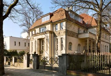 Repräsentative Altbauwohnung mit Kamin, großer Terrasse und Balkon in Berlin-Grunewald