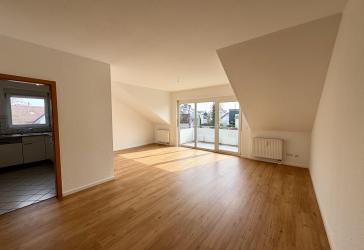 Frisch renovierte 2,5-Zi.-DG-Wohnung mit Balkon & 2 Stellplätzen – provisionsfrei