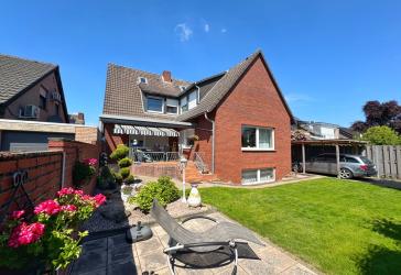 Gepflegtes Zweifamilienhaus mit schönem Garten in Hollingen!
