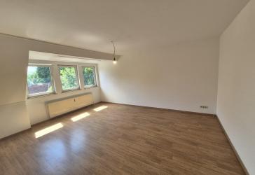 2-Zi.-DG-Wohnung, frisch renoviert - 11 min. mit dem Auto zum Bahnhof Buxtehude