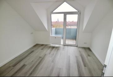Helle 2-Zimmer-Dachgeschosswohnung mit Balkon, Einbauküche und 2 Stellplätzen in Eisenberg
