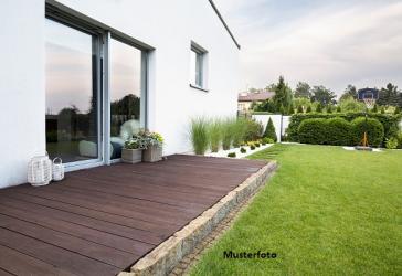 Doppelhaushälfte nebst Terrasse und 2 Stellplätzen