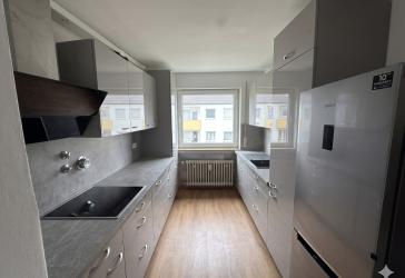 Frisch sanierte 3 Zimmer Wohnung mit Küche und sonnigem Balkon