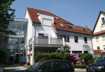 Stadtnah und ruhig: Gut geschnittene 2-Zi.-Wohnung mit Balkon & Tiefgarage – fußläufig zum Bahnhof