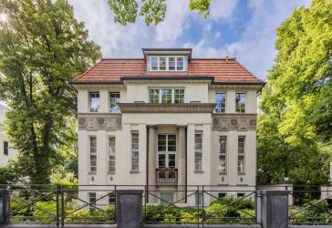 Repräsentative Altbauwohnung mit Kamin, großer Terrasse und Balkon in Berlin-Grunewald