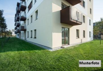 Dreifamilienhaus nebst Garage