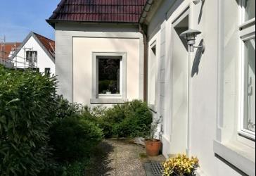 Großzügiges Einfamilienhaus mit Einliegerwohnung, Freisitz und Garagenensemble