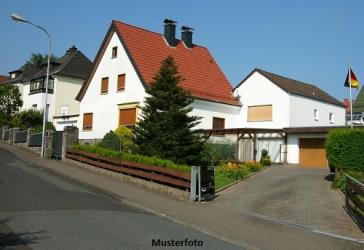Freistehendes Einfamilienhaus mit Erweiterungsanbau und Carport