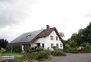 Einfamilienhaus mit überdachtem Freisitz und Garage