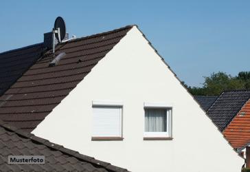 Familienidylle: Einfamilienhaus mit Doppelgarage und Gartenhaus