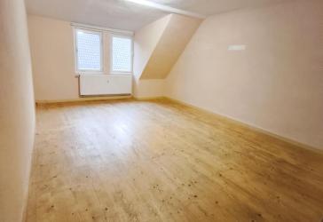 Viel Platz auf zwei Ebenen: Dachgeschoss-Wohnung mit Studio in Sulz am Neckar