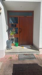Gemütlich eingerichtete moderne 2ZKB Wohnung; löffelfertig, ebenerdig mit möbliertem Aussensitz im Carport.