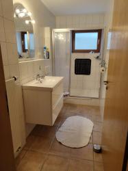 Gemütlich eingerichtete moderne 2ZKB Wohnung; löffelfertig, ebenerdig mit möbliertem Aussensitz im Carport. – Siegen – Vorschaubild 10